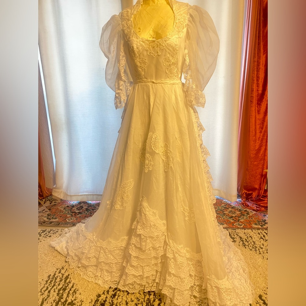 Vintage ALine Tiered Lace Train Wedding Dress